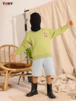 تي شيرت صيفي من القطن للأطفال الأولاد بكم قصير بلون كريمي بيج مع رسمة شارة الحرف الأول