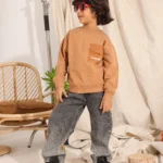 تيشيرت صيفي قطني للأولاد بياقة دائرية وجيب أمامي: 3 أنماط عملية