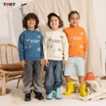 تيشيرت صيفي قطني للأولاد من ماركة "Nice To People" برقبة دائرية، بألوان الأزرق المخضر والكريمي والبرتقالي، مزين برسومات دب.